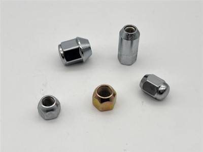 Kiiltävät mustat mutterit